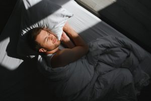 Was tun bei schlaflosen Nächten? Die Fünf-Finger-Technik: Einfach, wirksam und sofort anwendbar